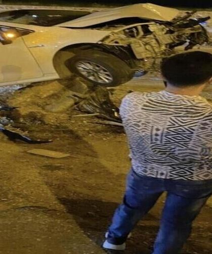 Direğe Çarpan Araç Beton Kaidenin Üzerinde Asılı Kaldı