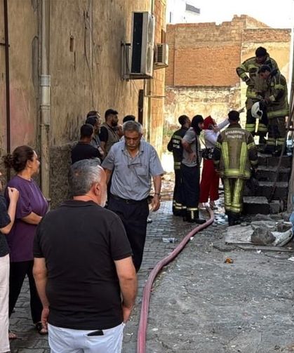 Diyarbakır'da Bina Girişindeki Odunluk Alev Aldı İtfaiye Müdahale Etti
