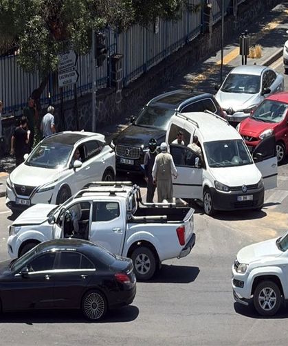 Diyarbakır’da Hafif Ticari Araç ile Kamyonet Çarpıştı: 2 Yaralı