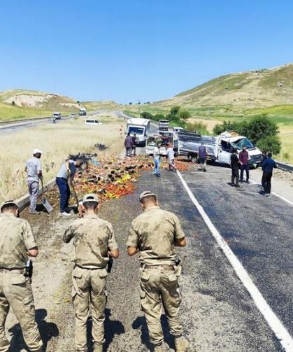 Diyarbakır'da Kamyonetin Tekeri Patladı: Meyve ve Sebzeler Yola Saçıldı