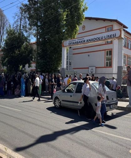 Diyarbakır’da Polis Ekipleri Sınav Merkezini Karıştıran Öğrencileri Sınava Ulaştırdı
