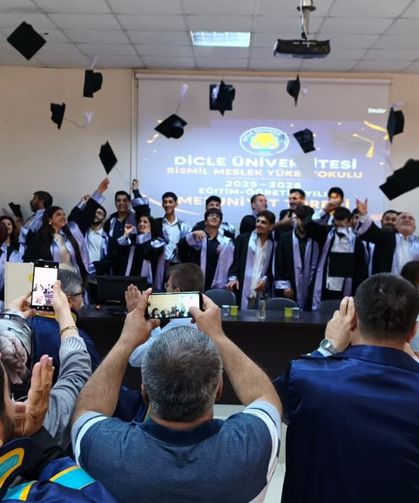 Bismil Meslek Yüksekokulu’nda Mezuniyet Coşkusu Yaşandı