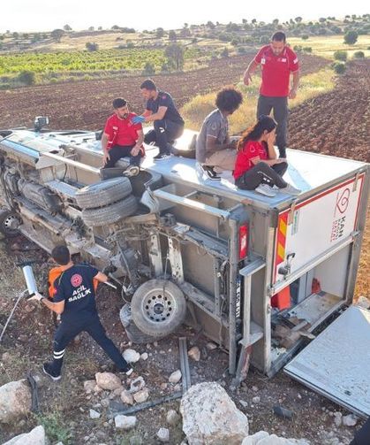 Kızılay'a Ait Kan Toplama Aracı Şarampole Devrildi: 1'i Doktor, 4 Yaralı