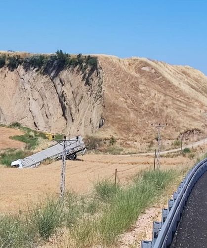 Kontrolden Çıkan Tır Bariyerleri Aşıp Sulama Kanalına Uçtu: 2 Yaralı