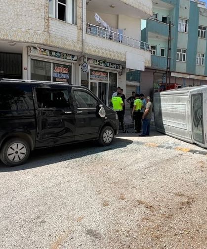Kontrolden Çıkarak Refüje ve Başka Bir Araca Çarpan Minibüs Devrildi: 1 Yaralı