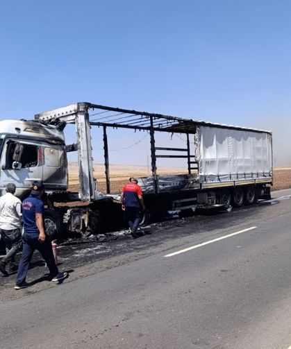 Mardin'de Seyir Halinde Alev Alan Tır Küle Döndü