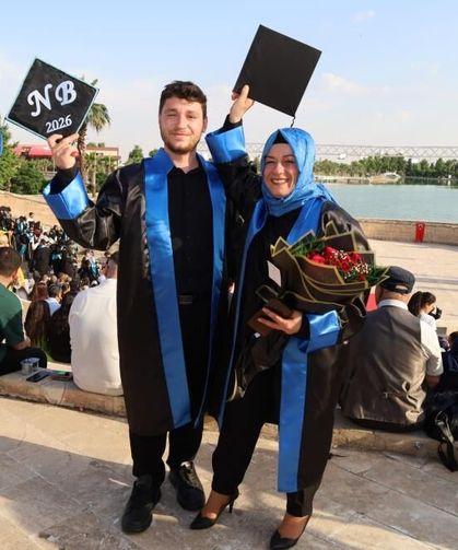 Oğluyla Aynı Sırada Okudu, Üniversiteyi Birinci Bitirdi