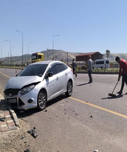 Otomobil ile Hafif Ticari Araç Çarpıştı: 3 Kişi Yaralandı