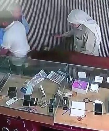 Sahibinden Kaçan Dana Kuyumcu Dükkanına Daldı