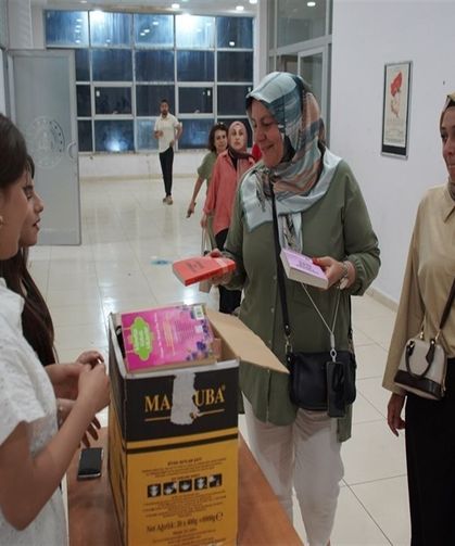 Tiyatro Oyunu İçin Bilet Yerine Kitap Bağışı Topladılar