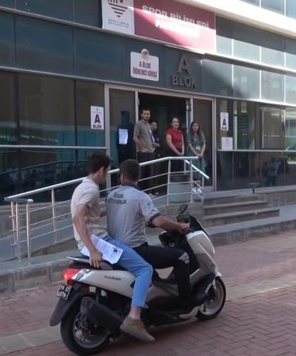 YKS’ye Saniyeler Kala Yetişti: Güvenlik Görevlisi Motosikletiyle Yardıma Koştu