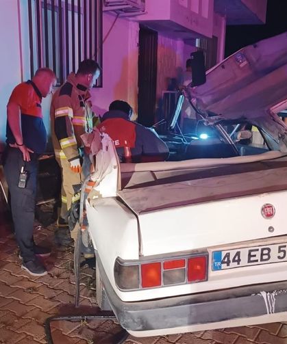 Traktörle Çarpışan Otomobil Evin Duvarında Durabildi: 4 Yaralı