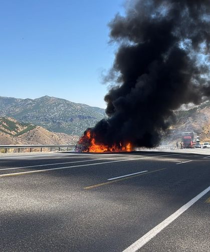 Diyarbakır'da Seyir Halindeki Otomobil Alev Alev Yandı