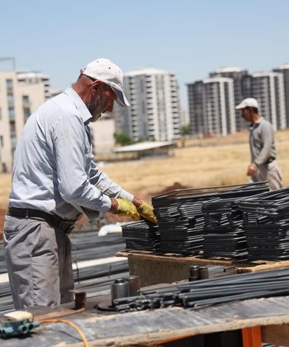 Diyarbakır'da 40 Derece Güneşin Altında İnşaat Ustalarının Zorlu Mesaisi