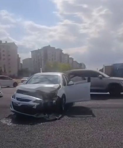 Diyarbakır'da İki Otomobil Çarpıştı: 3 Kişi Yaralandı