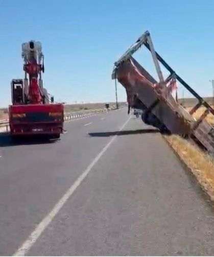 Karpuz Yüklü Kamyon Devrildi: 2 Kişi Yaralandı