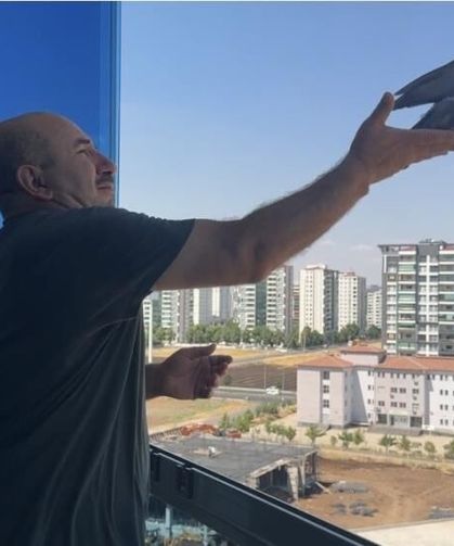 Dairenin Asma Tavan Boşluğunda Mahsur Kalan Güvercin Kurtarıldı