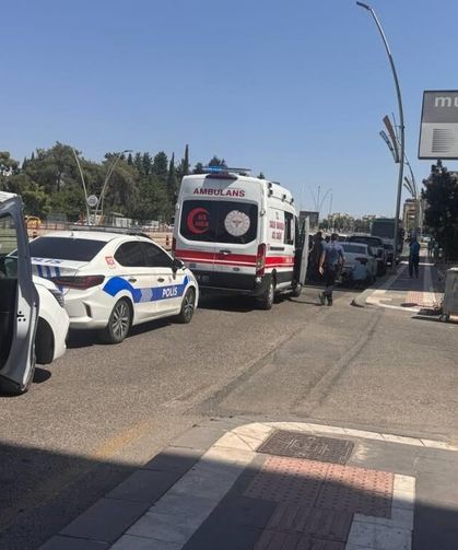 Kontrolden Çıkan Motosiklet Park Halindeki Otomobile Çarptı: 1 Yaralı
