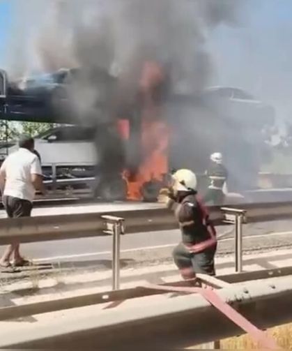 Sıfır Araç Taşıyan Tır Alev Aldı: Patlama Anları Paniğe Yol Açtı