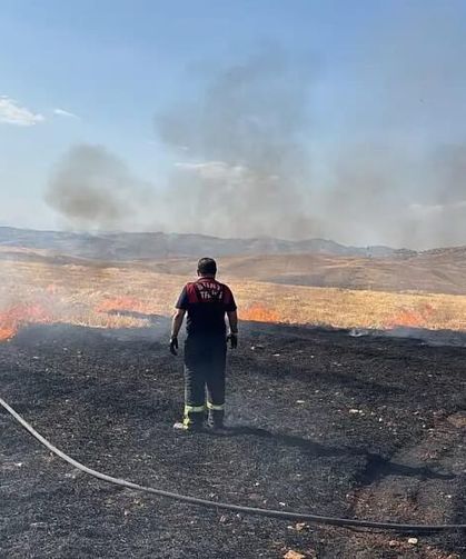 Anız Yangını İtfaiye ve TOMA Desteğiyle Söndürüldü
