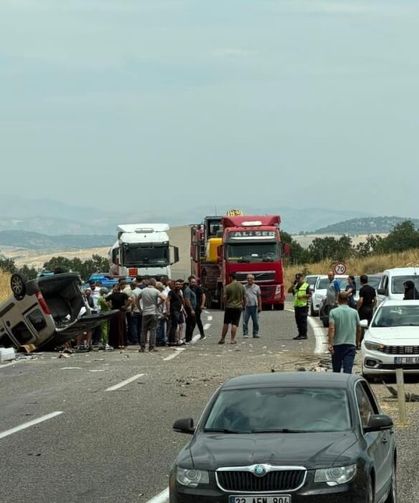 Kontrolden Çıkan Araç Karşı Şeride Geçti 4 Kişi Yaralandı