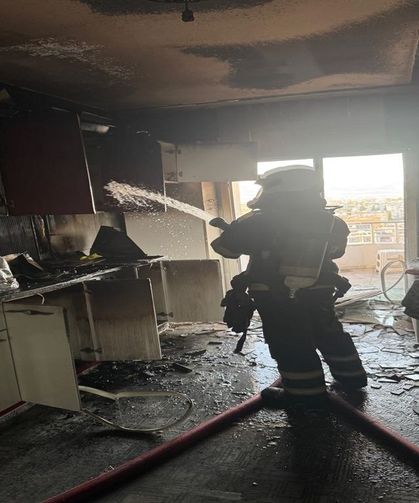 Apartmanın Son Katı Alevlere Teslim Oldu: Ekipler Seferber Oldu!