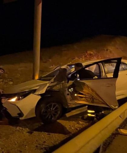 Bariyerlere Çarpan Otomobil Alev Aldı: 1 Yaralı
