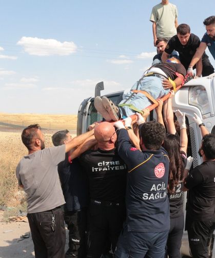 Kontrolden Çıkan TIR Devrildi: Sürücü Yaralandı