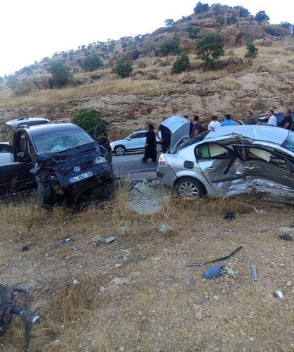 Direksiyon Hakimiyeti Kayboldu, İki Otomobil Çarpıştı: 9 Yaralı!