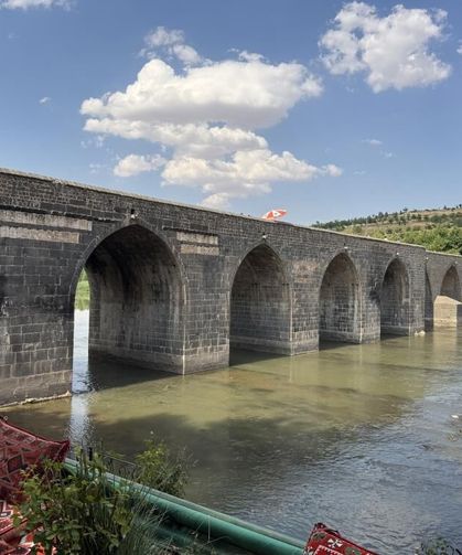 Diyarbakır'da 40 dereceyi aşan sıcaklar tarihi köprüyü boş bıraktı