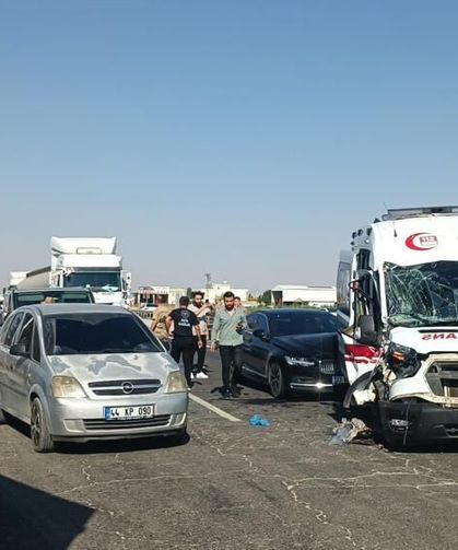 Hasta Taşıyan Ambulans, Tır ve Otomobil Çarpıştı: 3 Kişi Yaralandı