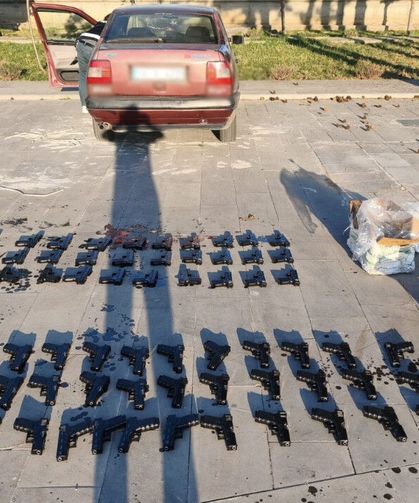 Durdurulan Otomobilden 70 Ruhsatsız Tabanca Çıktı
