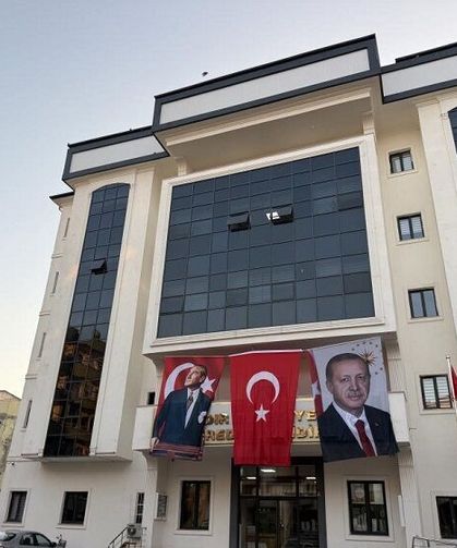 DEM Partili Iğdır Belediyesi Hizmet Binasına Cumhurbaşkanı Erdoğan’ın Posteri Asıldı