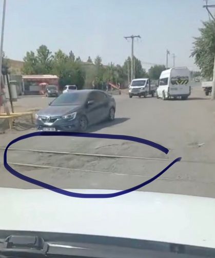 Bismil’de Tren Geçidinde Tehlike: Çöken Asfalt Sürücüleri Zor Durumda Bırakıyor