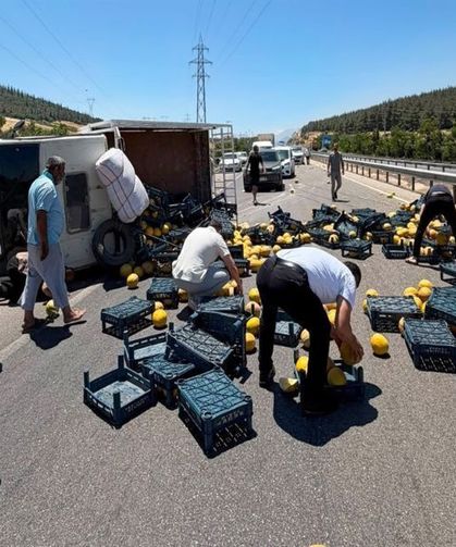 Kavun Yüklü Kamyonet Devrildi: Kasadaki Tonlarca Ürün Yola Saçıldı