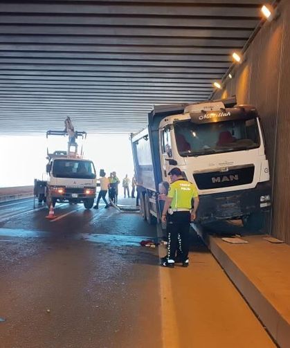 Kontrolden Çıkan Kamyon Karşı Şeride Geçip Otomobille Çarpıştı: 1 Yaralı