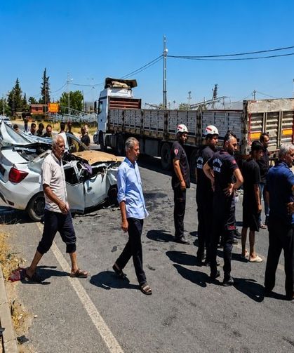 Otomobil TIR'a Arkadan Çarptı: Sürücü Ağır Yaralandı