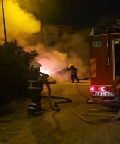 Park Halindeki Otomobil Alev Alev Yandı: İtfaiye Müdahale Etti