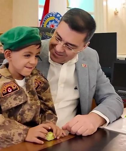 Polis Helikopterini Türk Bayrağıyla Selamlayan Çocuğa Bisiklet Hediyesi