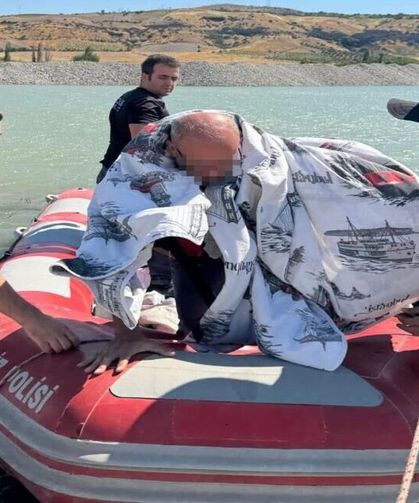 Rüzgarın Sürüklediği Şişme Bottaki Adamı Dalgıç Polisler Kurtardı