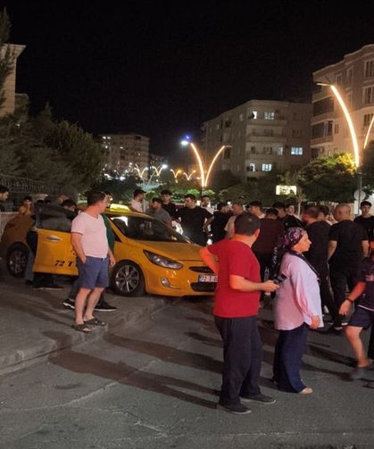 Taksi ile Hafif Ticari Araç Çarpıştı: 2 Kişi Yaralandı