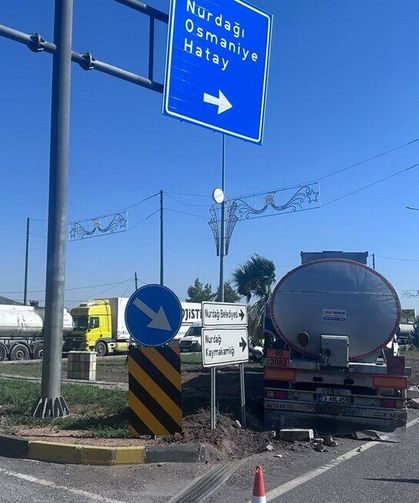 Tanker ile Hafif Ticari Araç Çarpıştı: 1 Yaralı