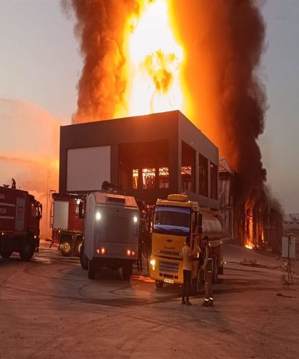 Zincir Market Deposunda Alevler Geceyi Aydınlattı