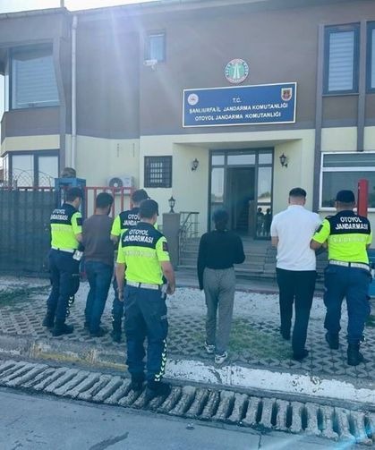 Kendini Polis Olarak Tanıtan 3 Dolandırıcı Jandarma Tarafından Yakalandı