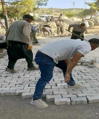 Mezarlık İmece Usulüyle Kilitli Parke Taşlarıyla Döşendi
