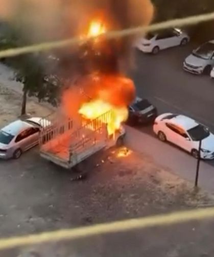 Diyarbakır'da park halindeki kamyonet yandı