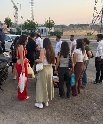 Ehliyetsiz Motosikletli Otomobile Çarptı: 2 Yaralı