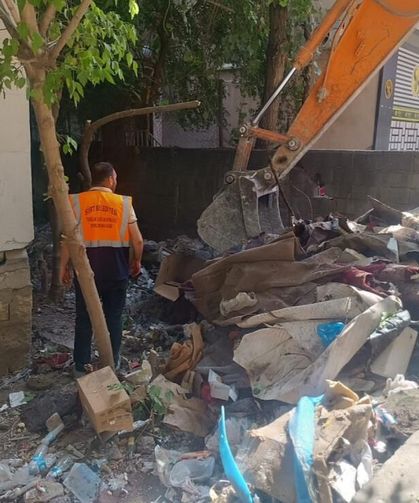 İki Katlı Evden Çıkanlar Şaşkına Çevirdi: 2 Kamyon Çöp Boşaltıldı