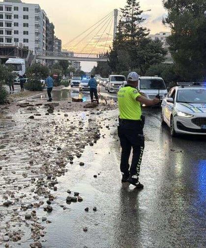 Su Borusu Patladı, Yol Çöktü:  Otomobil Çukura Düştü