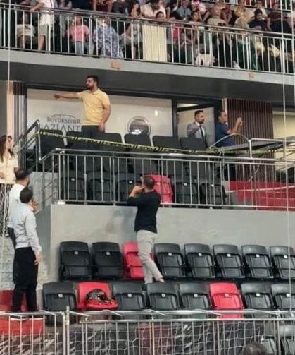 Spor Salonunda Korku Dolu Anlar: Ahşap Dekorasyon Çöktü, 7 Kişi Yaralandı!
